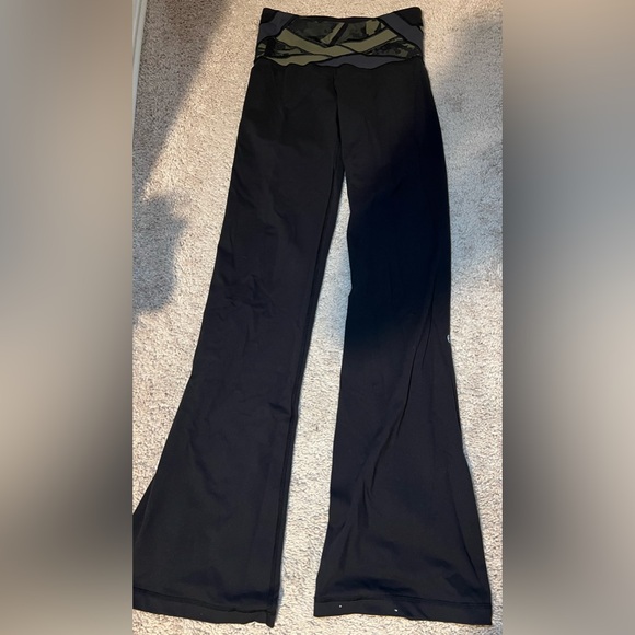 Used lululemon flared pants - Picture 1 of 10